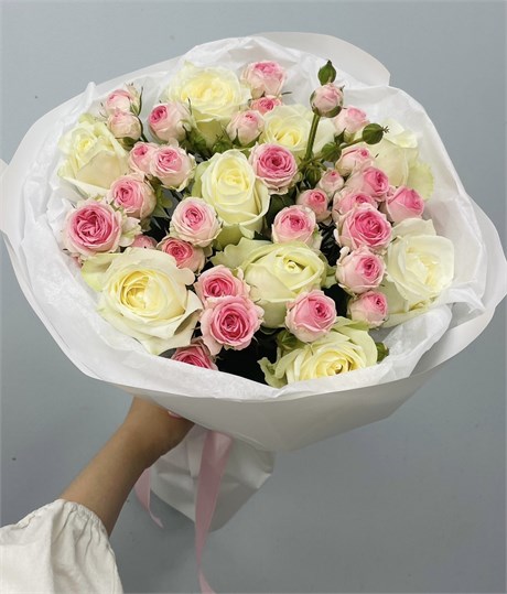 Белые розы и кустовые розы Кейт в красивой упаковке 748596 - фото 636117