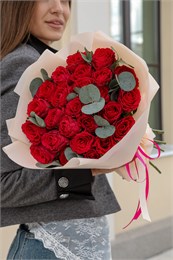 Малиновые розы Кения 40см с эвкалиптом (25шт) 45945894589