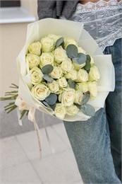 Белые розы Кения 40см с эвкалиптом (25шт) 89098332555